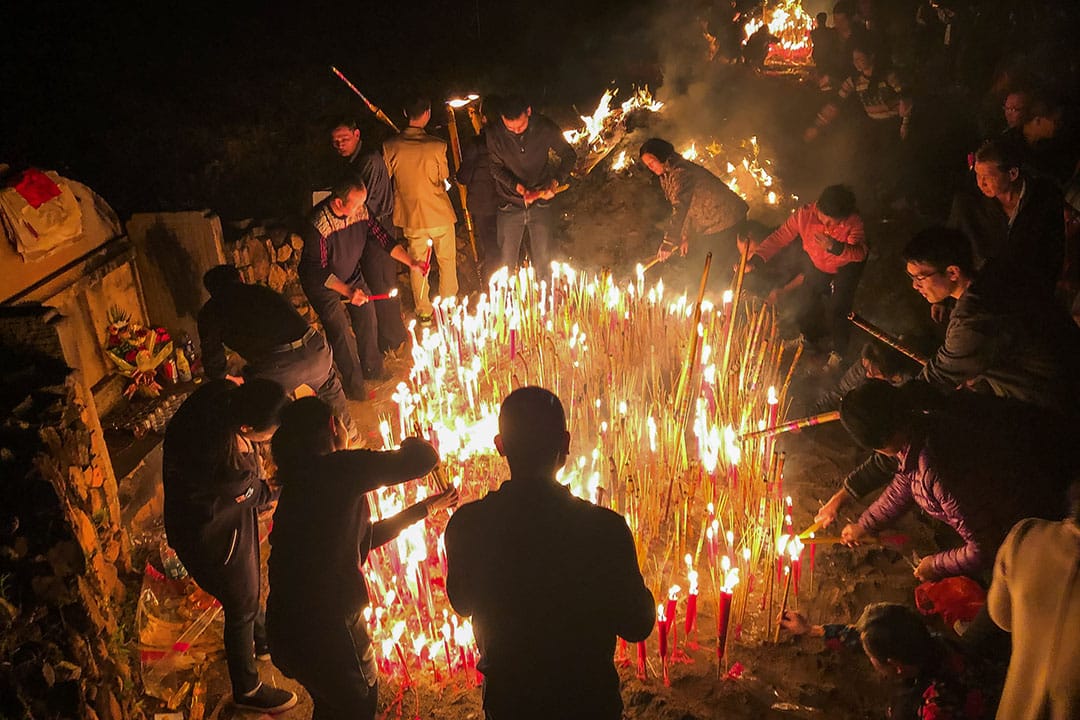 2019年4月4日,中国广东梅州,市民点燃香火拜祭他们的祖先。