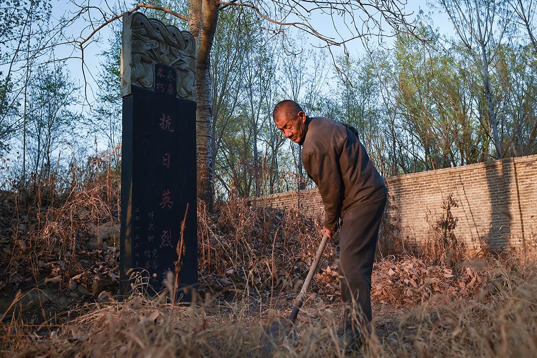 2019年4月5日,河北省邢台市,退伍老兵守护烈士墓已40多年。图为朱志会在烈士墓前清理杂草。