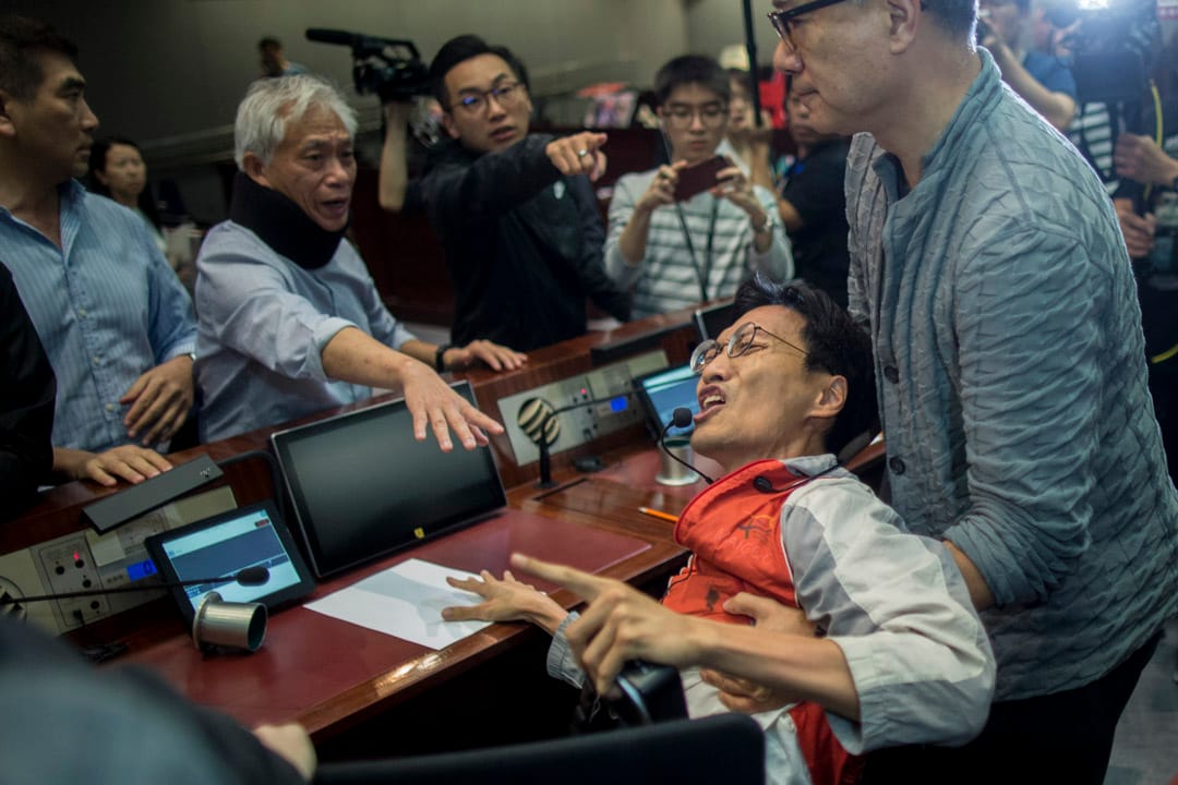 09:03AM - 混乱中,属建制派议员谢伟俊尝试拖走属民主派议员朱凯迪。