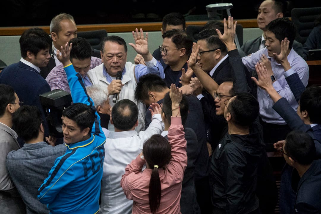 11:57AM - 经民联议员石礼谦试图以法案委员会主持身份,在众党派议员包围下,主持委员会的主席选举。