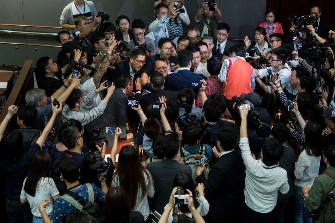 09:07AM - 经民联议员石礼谦在数名建制派议员保护下,走进正在进行由涂谨申主持的法案委员会,民主派议员上前围堵,大批传媒涌进会议室拍摄。