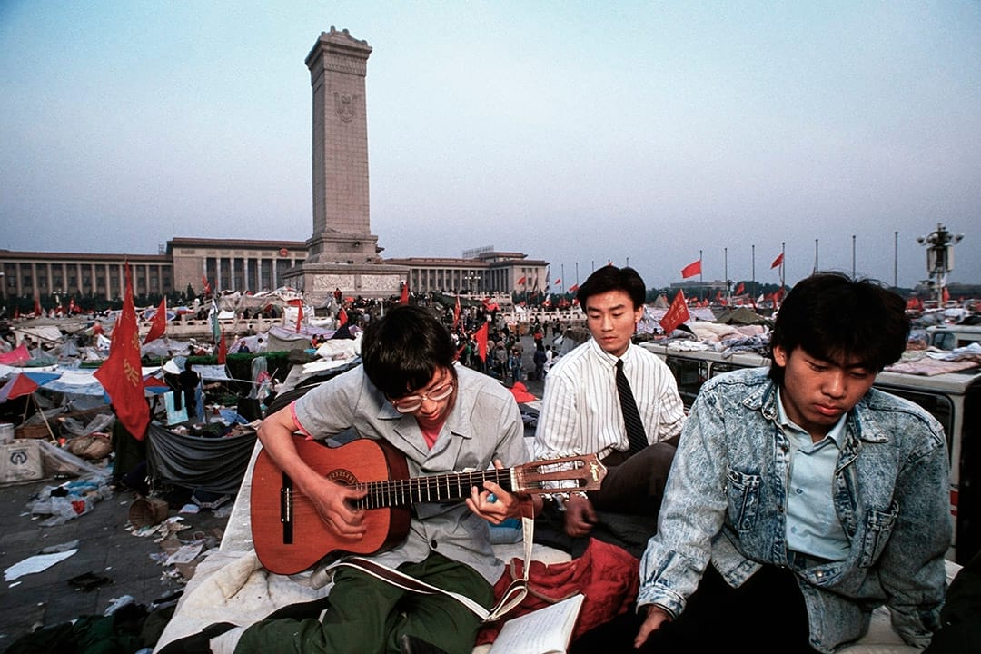 1989年6月1日,北京留守天安門的示威學生在廣場彈吉他。
