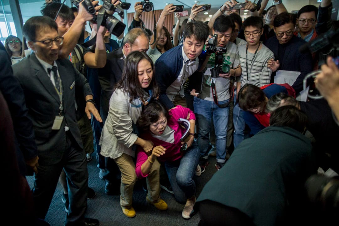 08:54AM - 工联会议员麦美娟在前往会议室开会时跌倒。