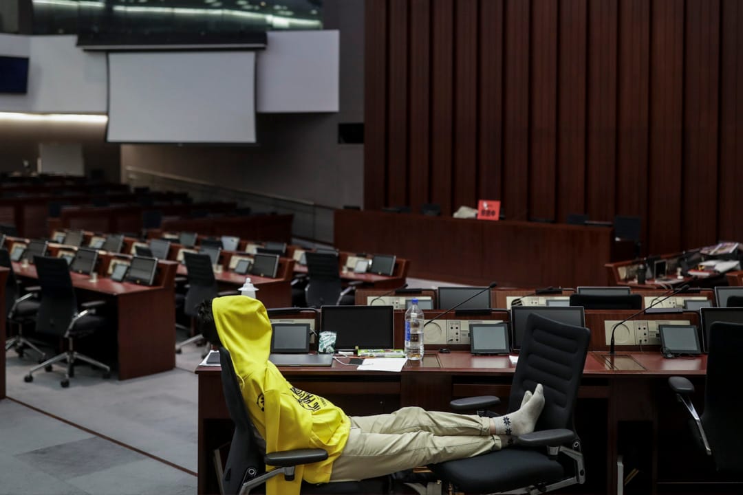 04:15AM - 法案委员会举行前夕,包括郑松泰在内的多名民主派议员留守立法会会议室,为防止建制派议员坐上主席位置。