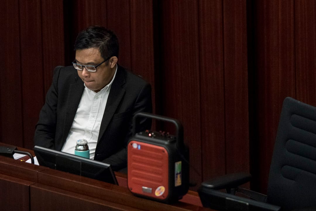 09:58AM - 在一轮混乱后,民主党议员涂谨申继续主持法案委员会。