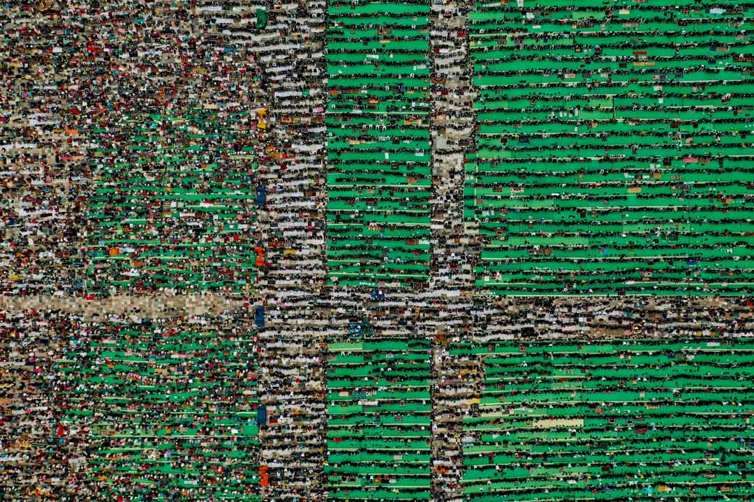 2019年6月4日,阿尔巴尼亚Skenderbej广场上,穆斯林们参加开斋节祈祷的景象。