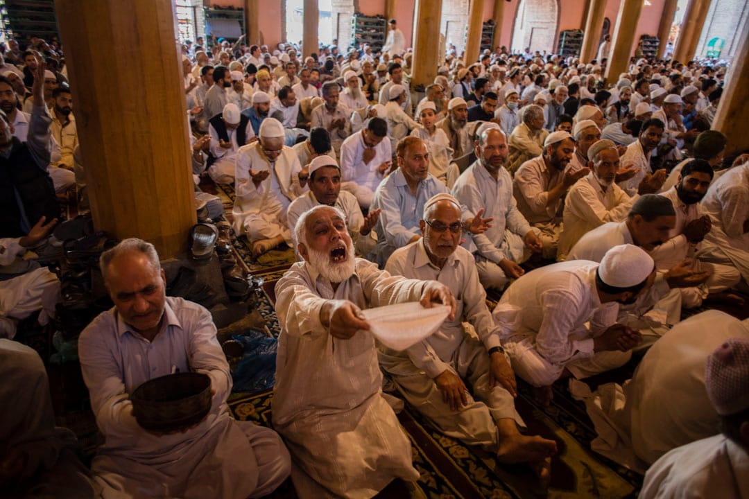 2019年5月31日,印度查谟-克什米尔邦的清真寺内,一名穆斯林老人在做斋月的祈祷。