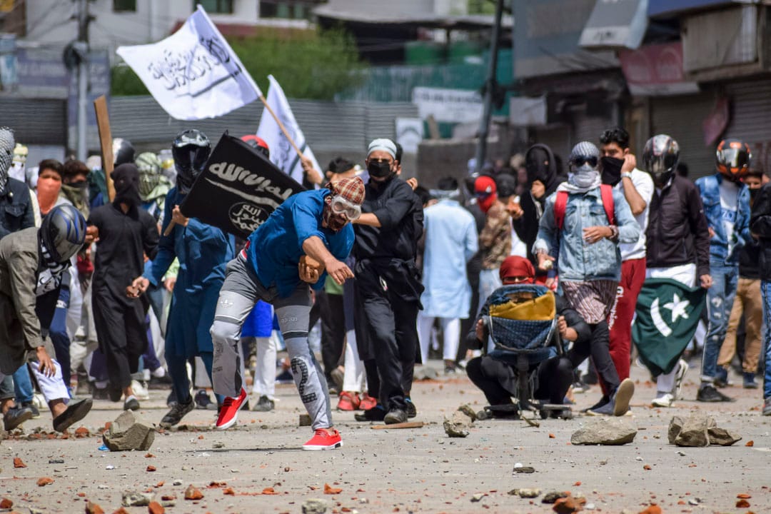 2019年6月5日,印度克什米尔,穆斯林于开斋节游行后占领街道,抗议印度政府的统治,被警方用催泪弹驱散。