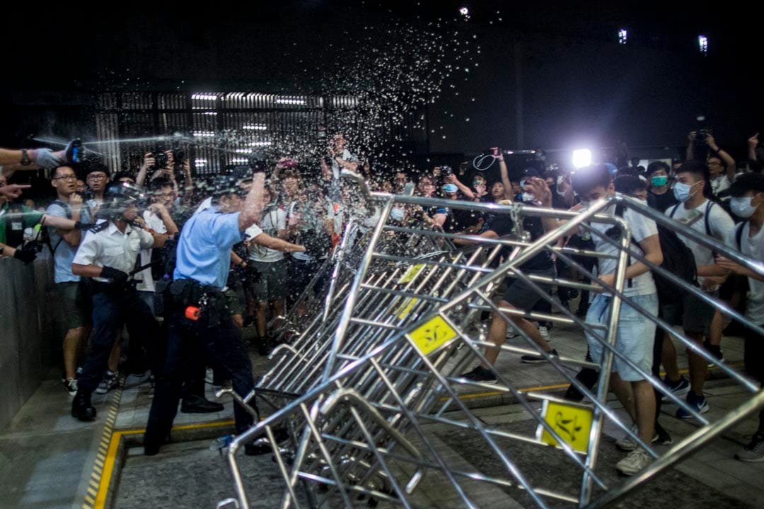 2019年6月10日凌晨,部分示威者衝擊立法會,警察以胡椒噴霧驅趕。