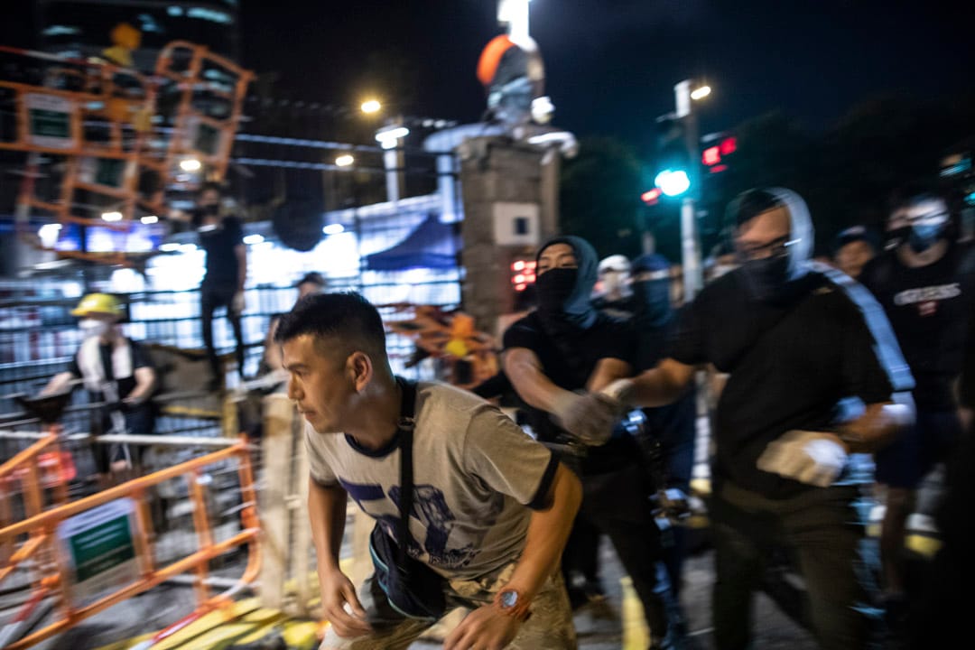 2019年6月26日, 集會後,部分示威者來到灣仔警察總部「和平包圍」,並作通宵留守。第二日凌晨,警方清場。