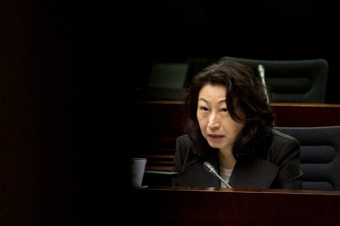 2019年6月21日,律政司司長鄭若驊發網誌首次回應事件,承認政府工作不足,並就修例向市民真誠致歉。