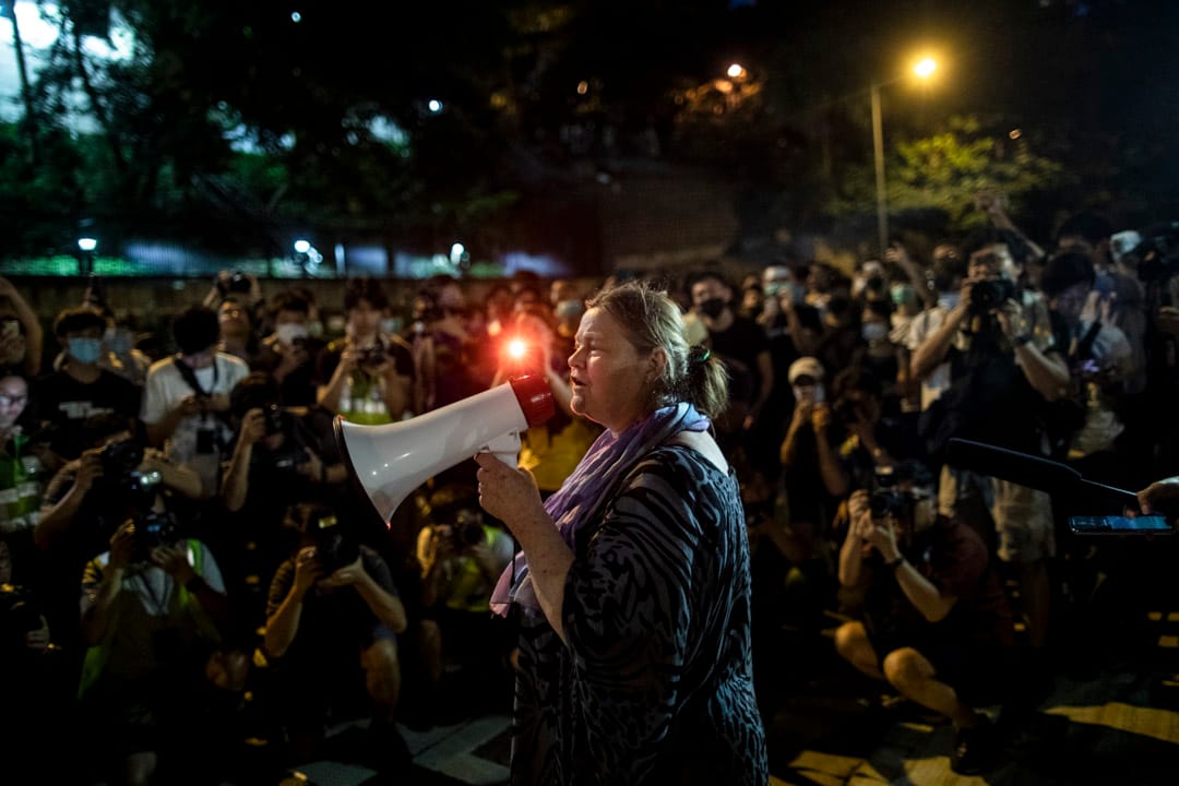 2019年6月27日,晚上8時於中環律政中心的示威,曾獲2017年諾貝爾和平獎的國際廢除核武器運動的創會會長Rebecca Johnson來到現場支持示威者。