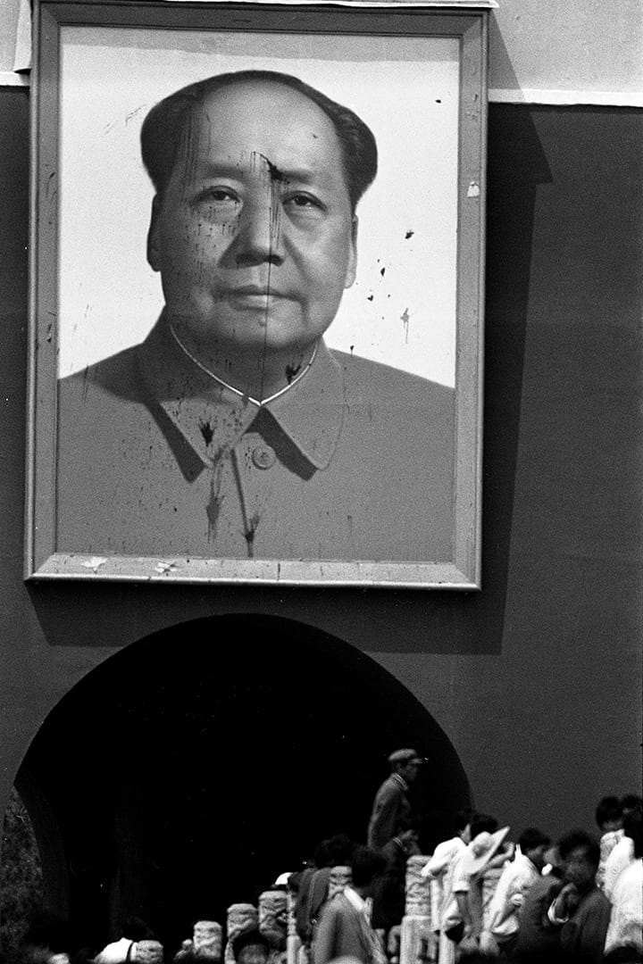 1989年5月23日,北京學運期間,毛澤東畫像遭潑漆。