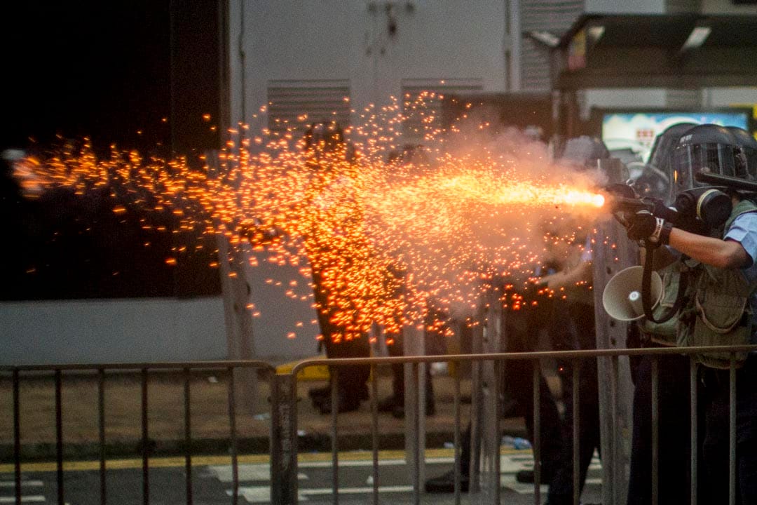 2019年6月12日,香港金鐘,大批香港市民佔領金鐘立法會和政府總部附近的街道,以阻止《逃犯條例》修訂草案二讀,警察施放催淚彈及布袋彈。