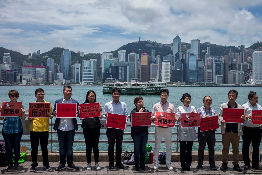 2019年6月2日，「全港反送中聯席」約廿名成員請願，他們手持多國語言標語，呼籲市民及在港的外籍人士，參與6月9日反送中大遊行。 