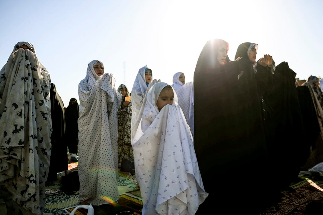 2019年6月5日,伊朗德黑兰,穆斯林妇女在参加开斋节的祈祷仪式。