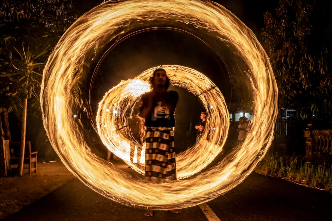 2019年6月4日,印尼爪哇岛,穆斯林男人挥舞著火棍,走在开斋节的庆祝游行里。