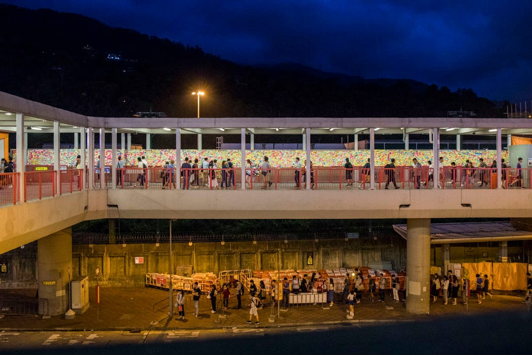 荃灣港鐵站往愉景新城天橋。