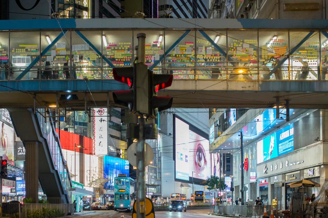 銅鑼灣波斯富街行人天橋。