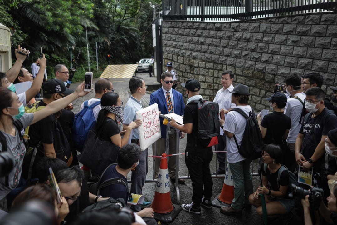 2019年6月26日,G20峰會前夕,市民往19國駐港領館請願,請求各國向中國施壓。