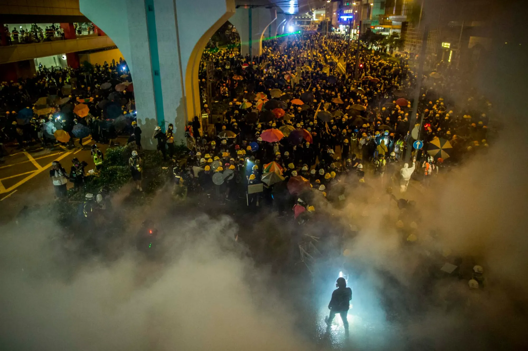 2019年7月21日，警方施放催淚彈驅散上環的示威者。