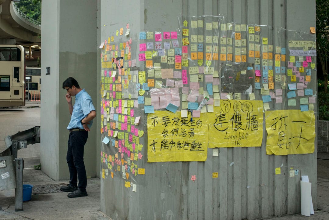 筲箕灣巴士站外高架天橋下。