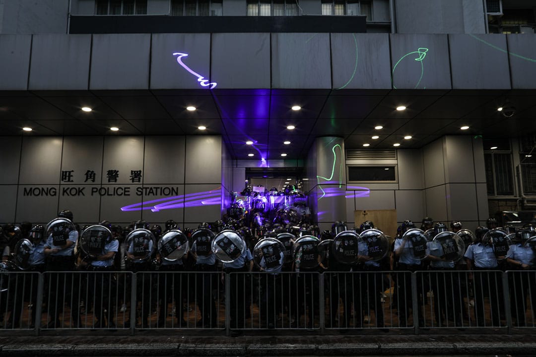 2019年8月17日,香港土瓜灣發起的「光復紅土」遊行,其後示威者聚到旺角警署門前,警察戒備。