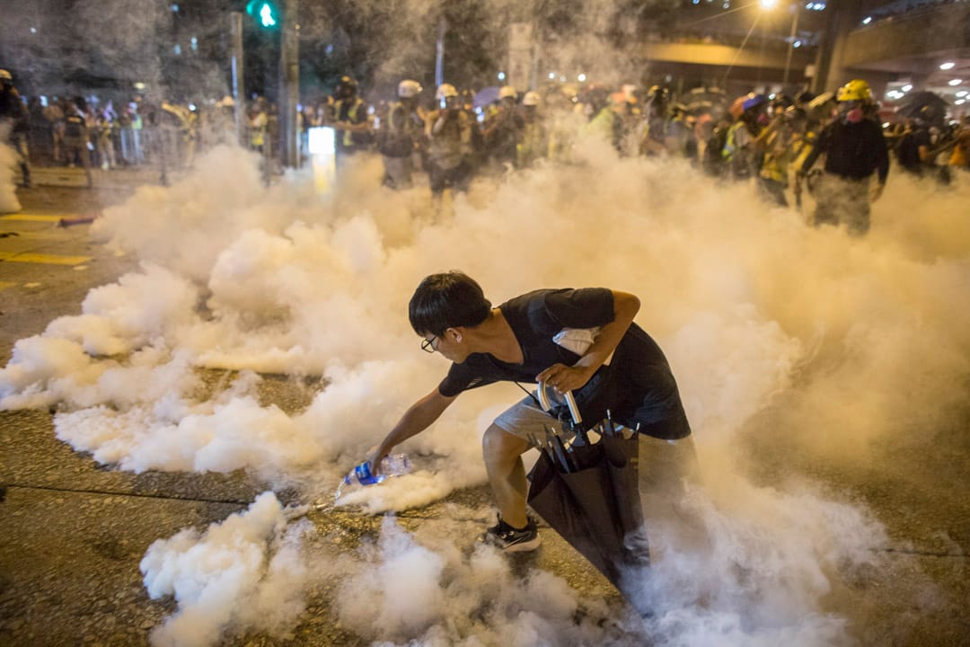 2019年8月3日,黃大仙地鐵站外有大批未戴口罩、裝備的市民包圍驅趕警方,最後引起警察清場,其中有全無裝備的市民以水淋熄催淚彈。