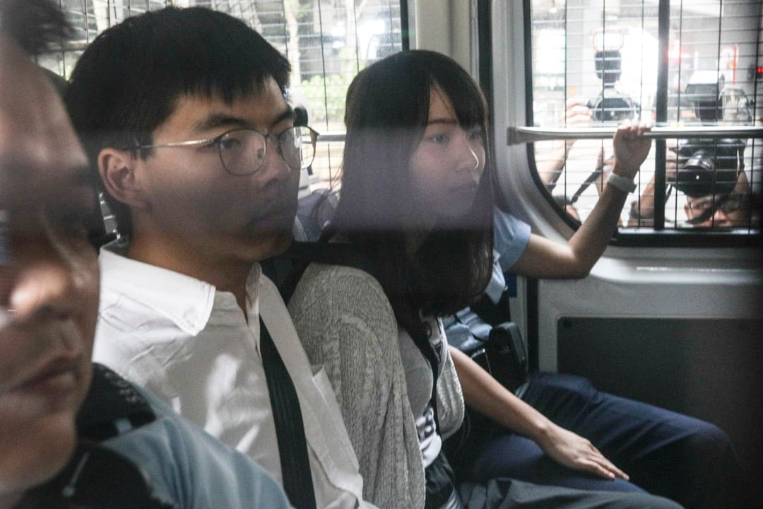 2019年8月30日,黃之鋒及周庭於早上分別被捕,並即日被押送到東區法院提堂。