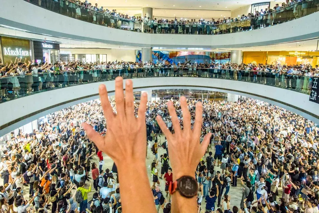 2019年9月12日，大批市民在全港不同商場，自發組織合唱被稱為「香港之歌」的反修例運動歌曲《願榮光歸香港》。