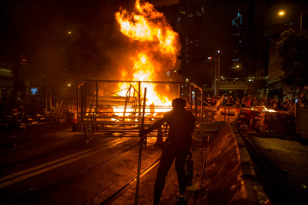 2019年8月31日,示威者在灣仔警總外的軒尼詩道上縱火。