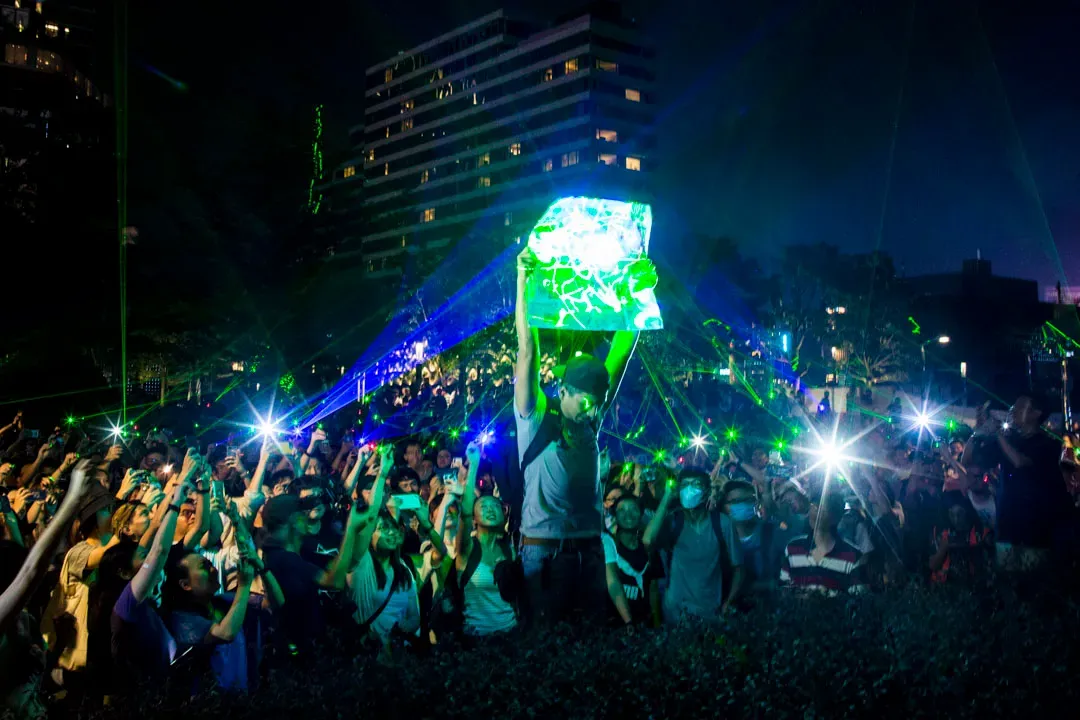 2019年8月7日,香港市民在太空館外用雷射筆集體觀星,抗議警方對購買雷射筆的浸會大學學生會會長方仲賢以涉嫌藏有攻擊性武器拘捕。