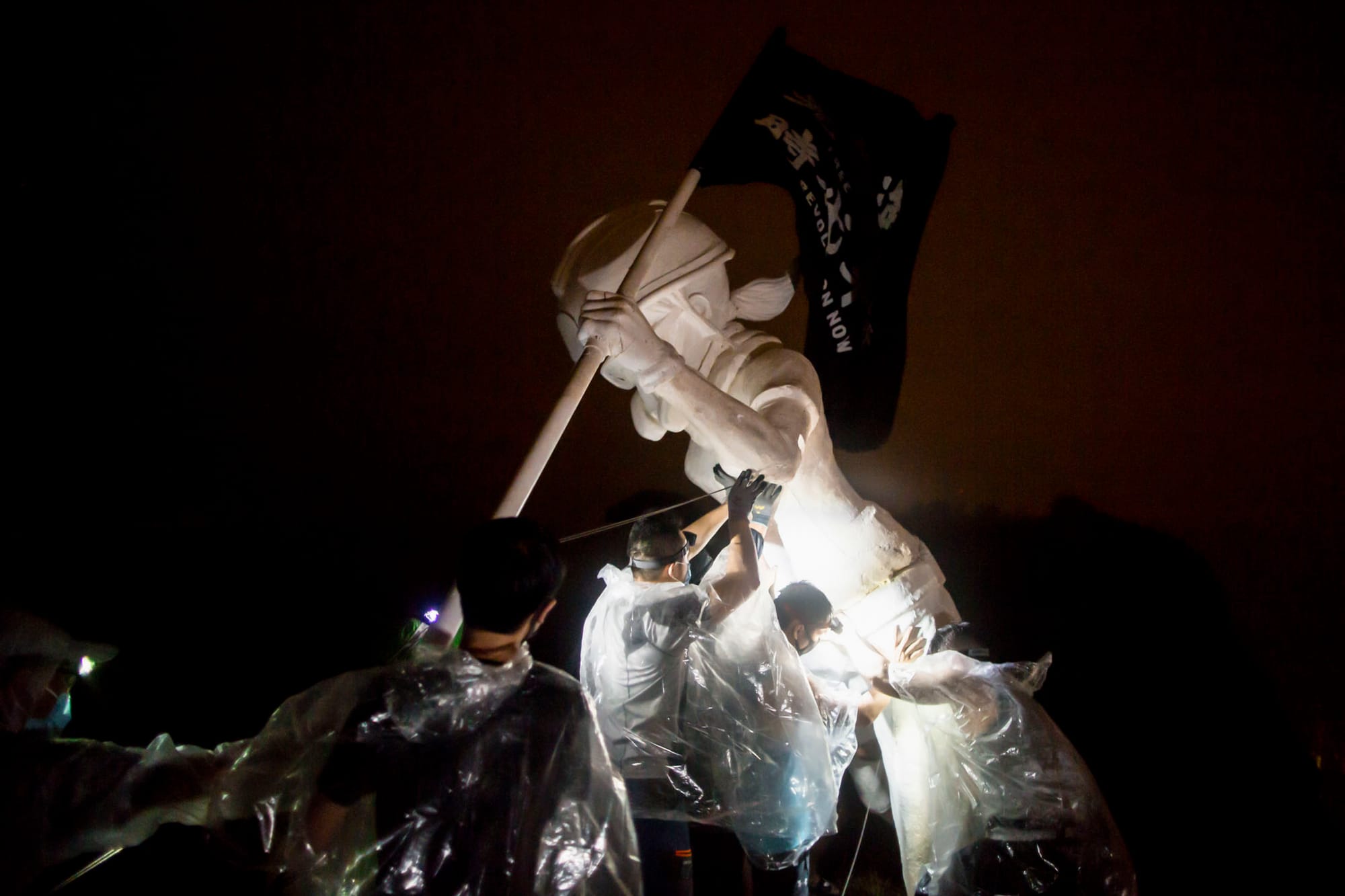 2019年10月13日清晨，一群香港市民連夜通宵將由連登網民製作的民主女神像搬運到獅子山的山頂，並將之豎立。