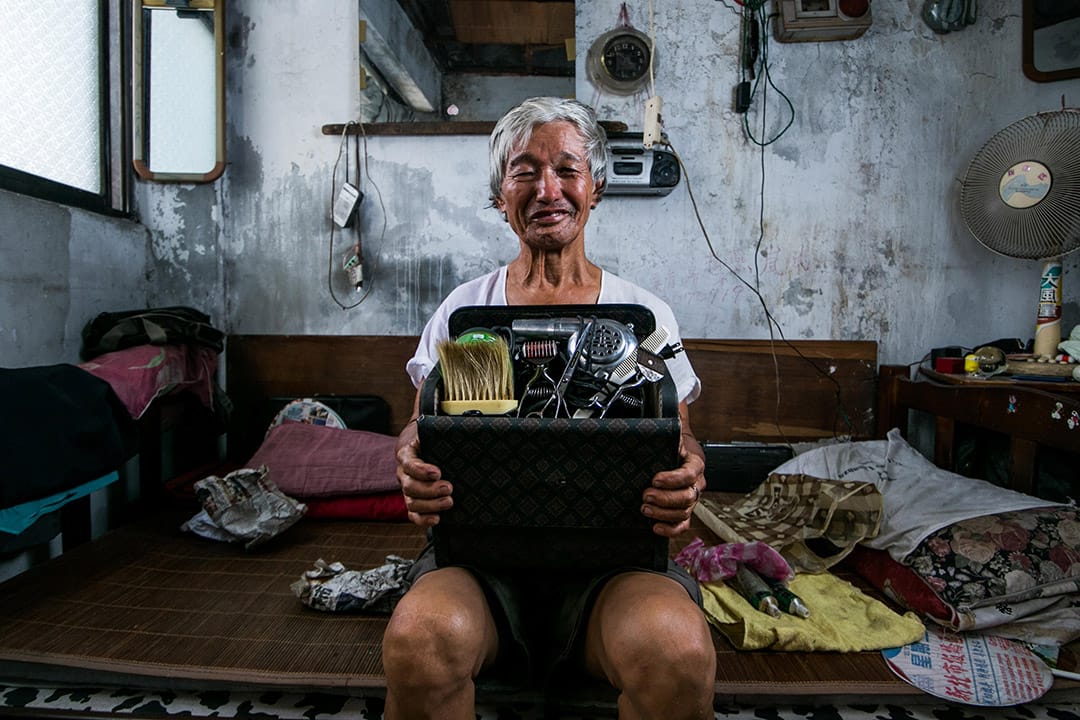 2018得奖作品《大观社区迫迁》。位于板桥浮洲大观路上，早年为妇联会之眷村，而后时代演进慢慢成为城乡移民以及荣民等等之聚落，近年面临退辅会提告侵占国有地，要求拆屋还地外，居民也得背负数十万不等不当得利罚款，此地居民多为经济弱势，面对未来即将流离失所，不安逐渐提升，因而走上抗争。