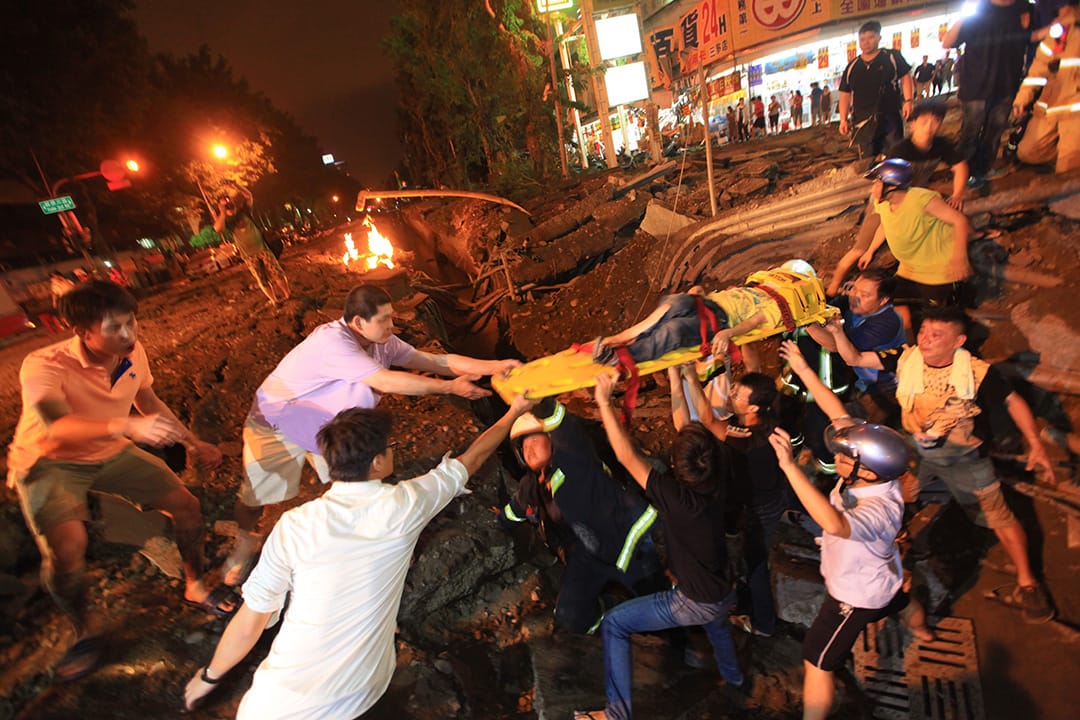 2015得奖作品《气爆之夜》。2014年7月31日晚间，高雄市消防局接获报案，指凯旋、二圣路附近弥漫臭味，消防队员抵达后封锁现场并以水雾稀释防护。未料接近零时时，凯旋、三多路连续发生爆炸，数公里路面被炸毁，造成32人死亡、321人受伤。