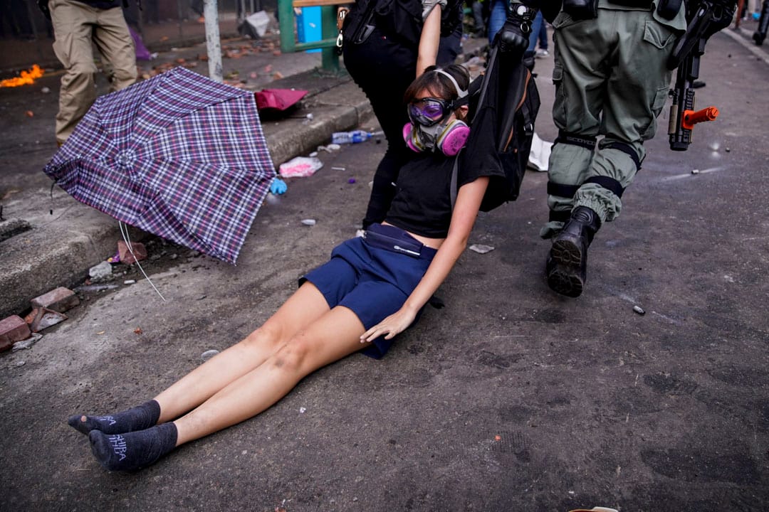 2019年11月18日,示威者試圖離開理大校園,警方在科學館道暢運道一帶追捕嘗試突圍的人。