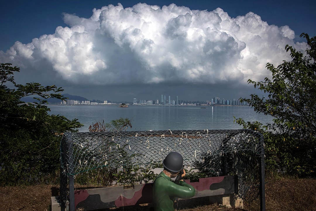 2019得奖作品《孤独的哨站 60年后的金门》。2018年8月20日，小金门海岸上的假士兵，枪口对准中国厦门市。