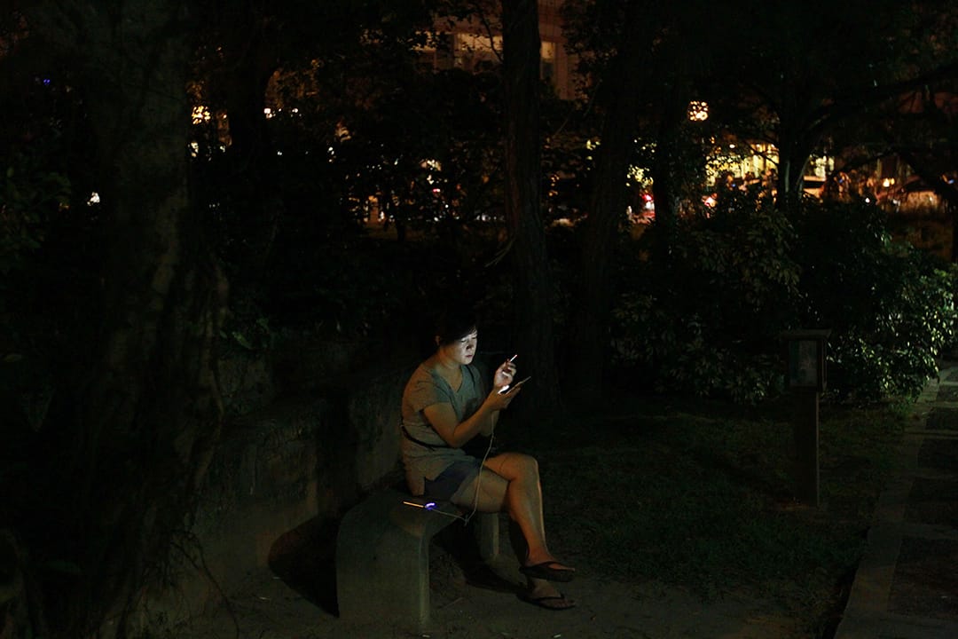 2017得奖作品《追梦人》。手机游戏软体宝可梦(Pokemon GO)，2016年在台湾引起热烈的风潮，街头巷尾到处都是低著头专注看著手机萤幕，搜寻著游戏宝贝的“追梦人”。人们著迷于手机里的虚幻世界，仿佛不属于身边的现实世界。一有宝贝出现，人们举起手机聚集奔跑，一如电影中失去意志的丧尸。追梦人的风潮反应了在人手一机，现代人生活离不开网路，真实世界与虚幻世界分不清界限的当代。