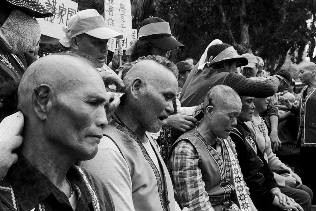 2010得奖作品《撒乌瓦知部落》。撒乌瓦知部落是个位于桃园大溪大汉溪畔小集居部落，居民多是为了寻找工作机会而离开花莲、台东原乡，而落脚在都市边缘的阿美族人。除了工作之外也半工半农、维系自身的传统文化和族人间的人际网络，至今已经三、四十年。但是撒乌瓦知部落与许多都市原住民部落同样面临迫迁问题，在大汉溪整治的过程中， 部落屡被县政府以位于行水区、违反水利法、违法的村落，有碍自行车道工程美观等理由强制拆除。2009年初，桃园县政府强制拆除部落后，撒乌瓦知部落持续抗争，在取得国有地租约后，在族人的分工协力之下重建部落，继续维持在大汉溪旁的聚落。 而走过这段抗争与重建的历程，部落延续了半工半农的经济型态， 并建立了一套与大自然共生共存、自然耕种的理念。