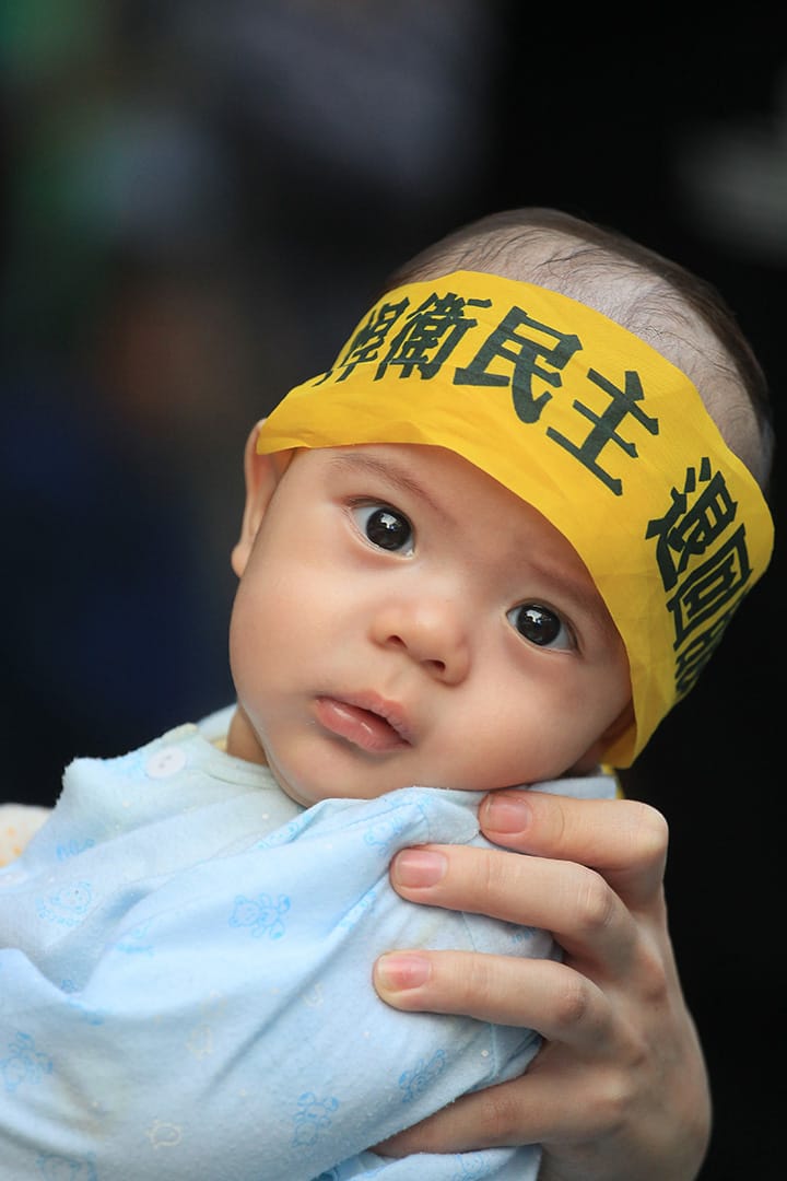 2014年爆发的太阳花学运,抗议民众冲入并占领立法院议场，这是台湾1980年代以来最大规模的“ 公民不服从”运动，也是立法院首度被民众占领。