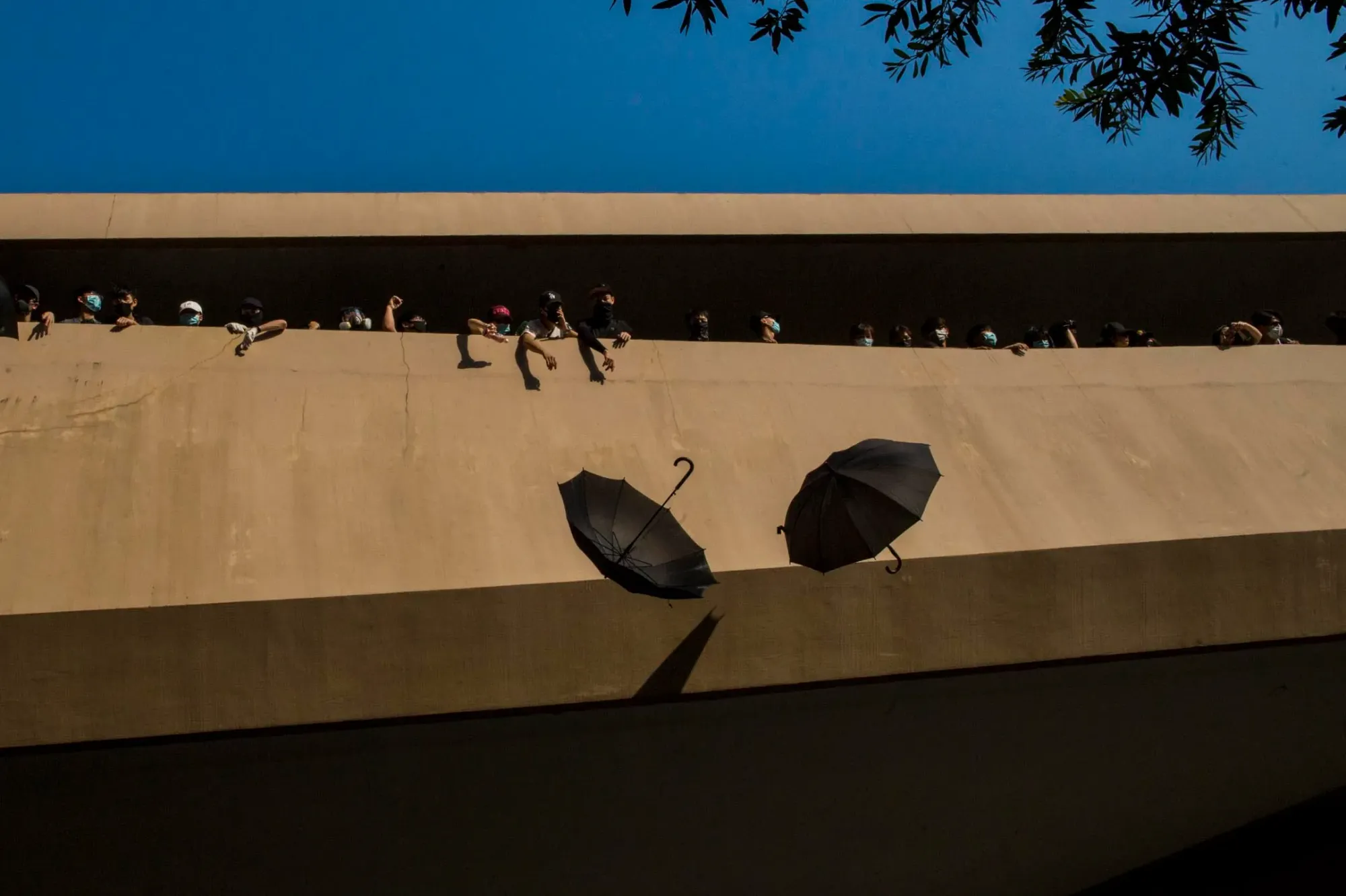 2019年9月21日，參加光復屯門公園遊行的示威者從高處扔下傘。