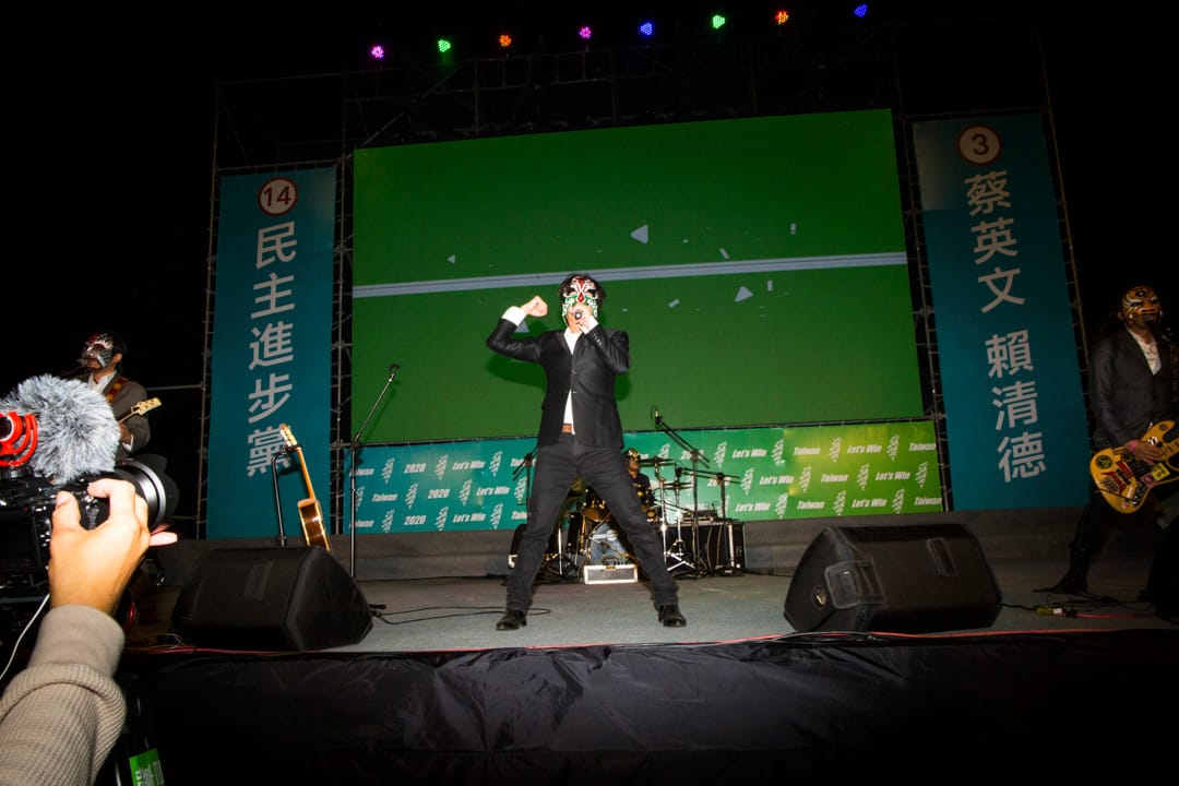 2020年1月7日，蔡英文嘉義的造勢晚會，一名台上的表演者在歌唱。