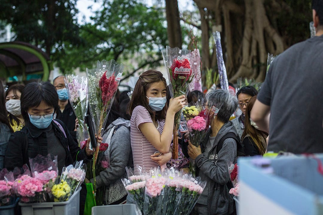 2020年1月24日，市民在太子花市上买花。