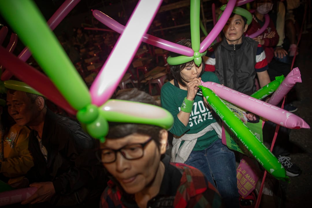 2020年1月6日，蔡英文出席嘉義的造勢晚會期間，一名支持者在吹加油棒。