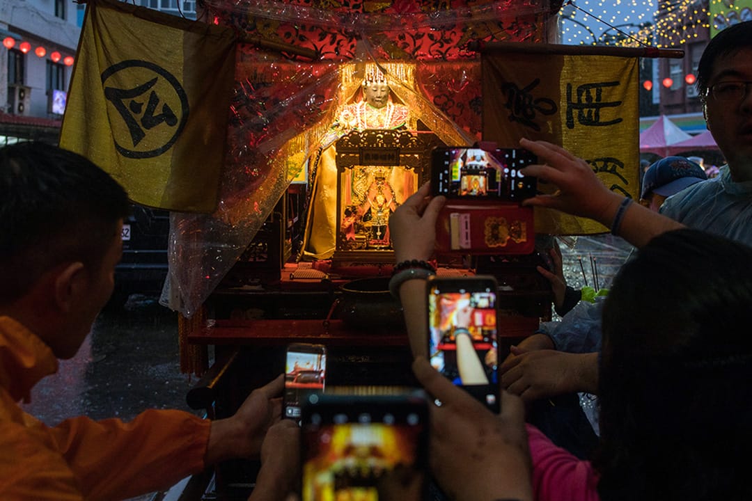 2019年12月30日，蔡英文在金包里慈護宮參拜媽祖，民眾爭相拍攝神像。