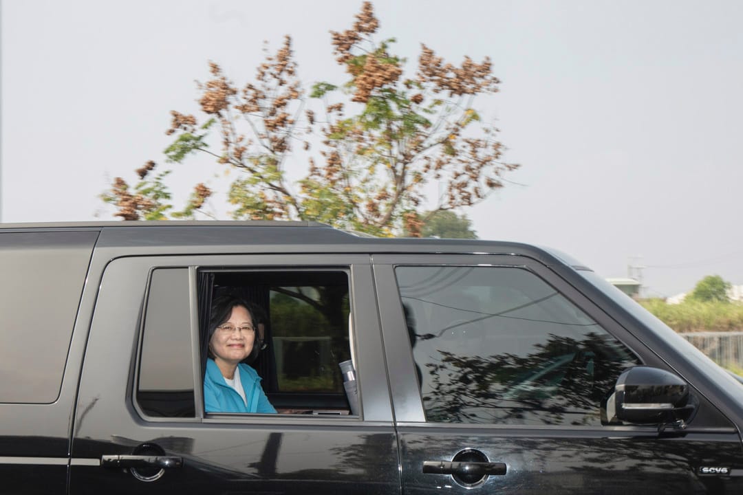 2020年1月7日，蔡英文在車上往下一個地點掃街拜票。
