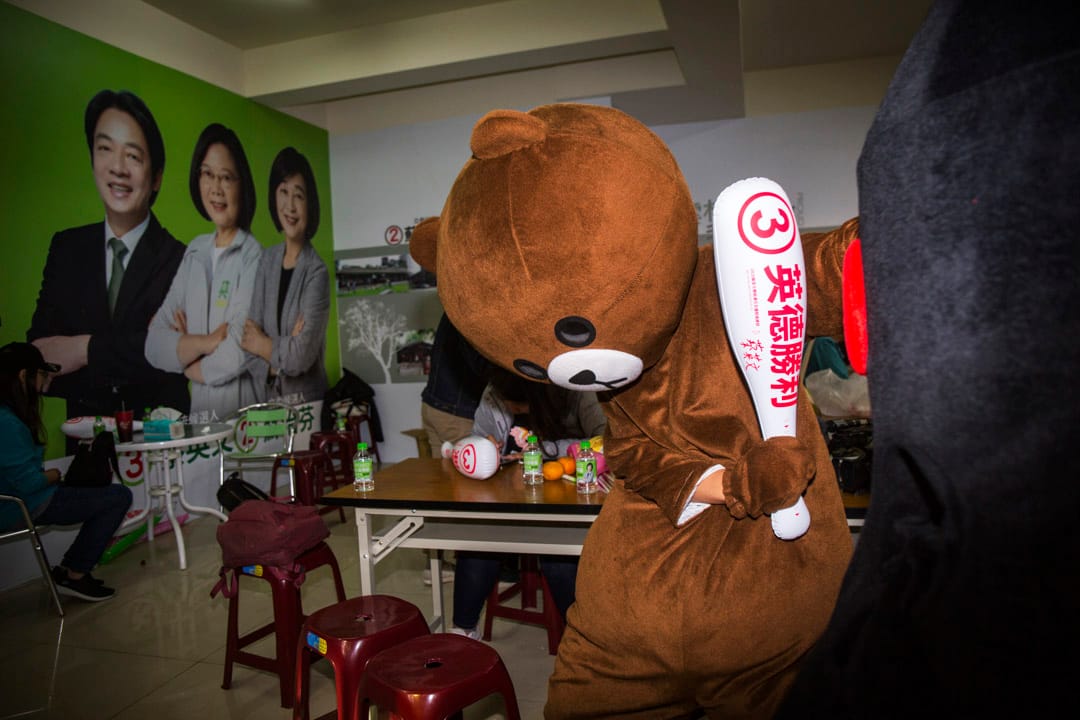 2020年1月7日，蔡英文在雲林掃街拜票，於一競選辦事處內的志工。