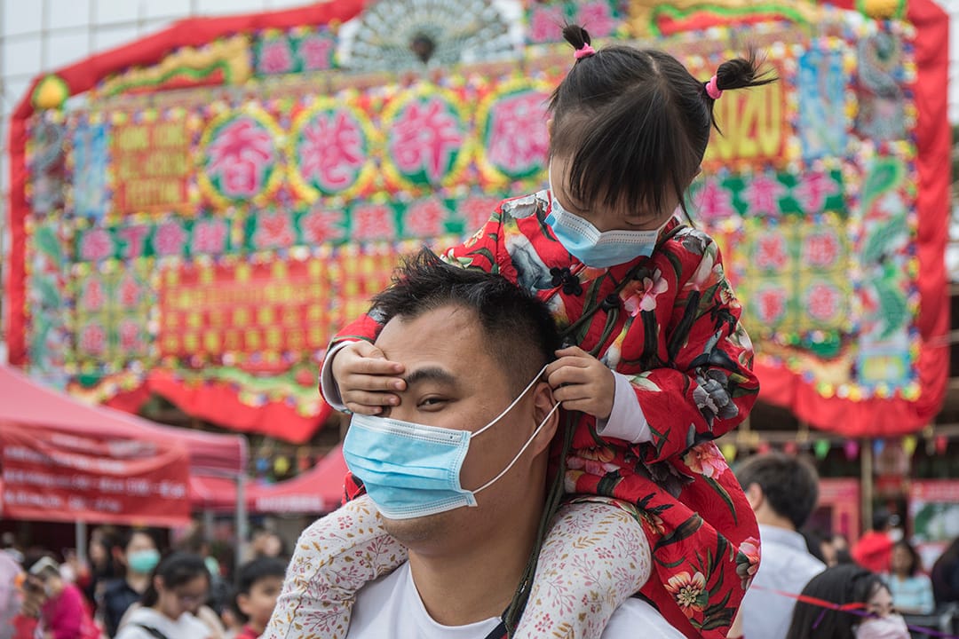 2020年1月25日，大埔林村 , 一对父女在林村许愿树许愿。