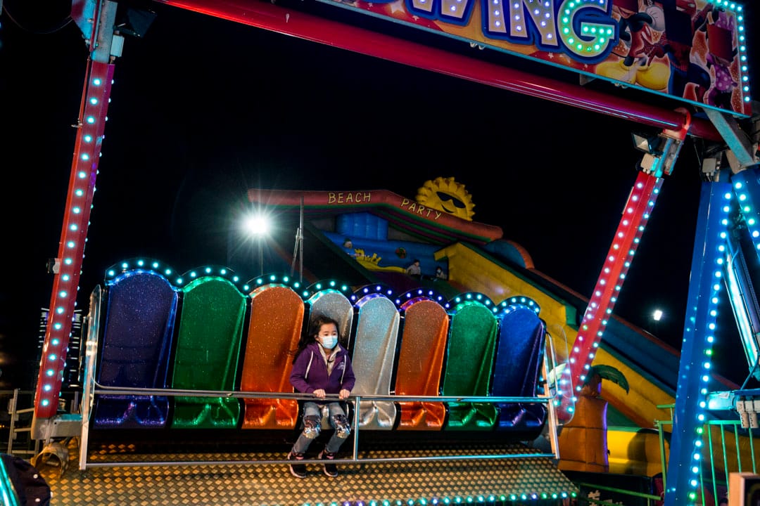 2020年1月28日，中环的AIA欧陆嘉年华，一名戴上口罩的小朋友玩机动游戏。