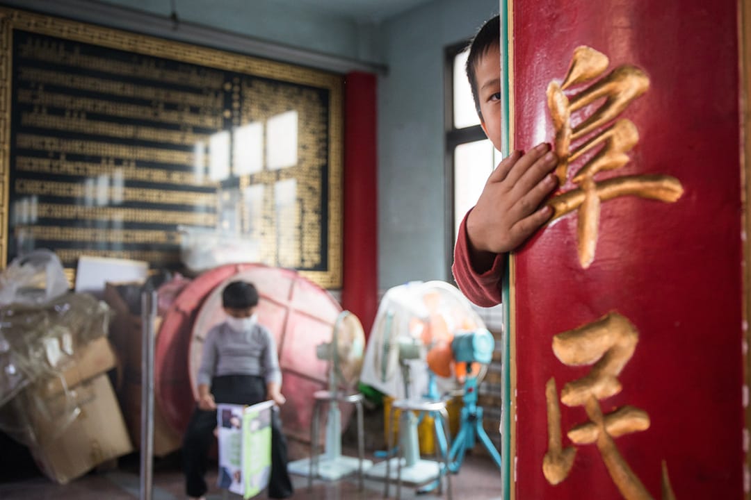 2019年12月22日，總統蔡英文在雲林新興宮參香拜票，小孩在旁觀看。